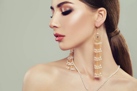 珠宝银色耳环迷人的妇女