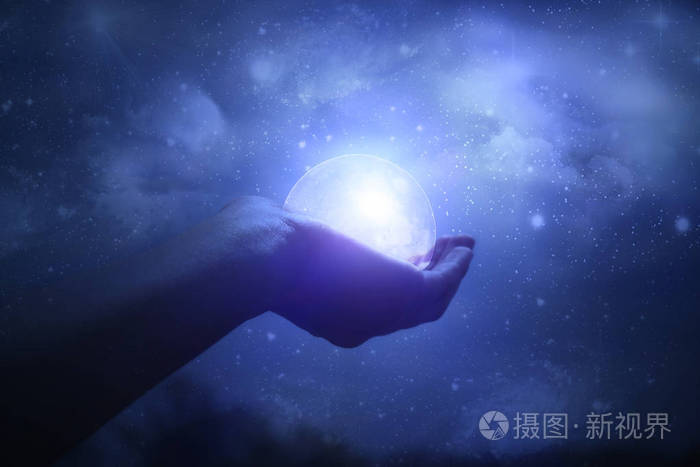 手捧着月亮, 仰望星空.星系.魔法