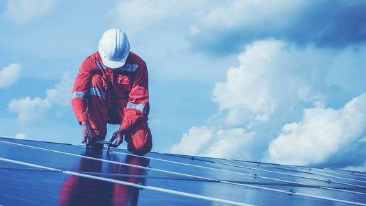 太阳电池发电的工程师修复太阳能电池板