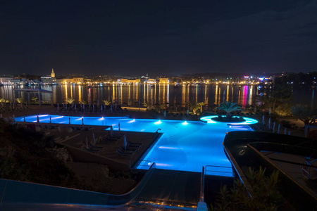 豪华岛度假村, 泳池位于克罗地亚波雷奇, 夜晚