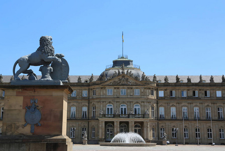 从 Ehrenhof 一侧的新宫殿从大衣的狮子