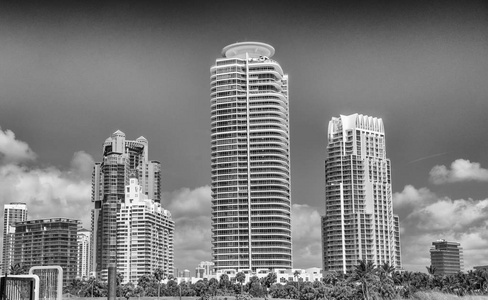 迈阿密海滩南角公园的建筑和蓝光
