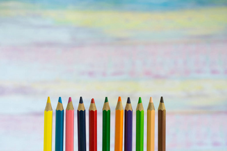 教育理念。五颜六色的多彩多姿的彩色铅笔彩色的背景。免费广告空间