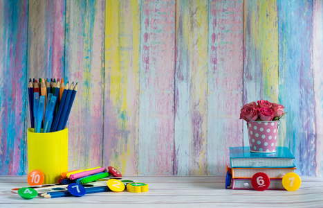 回到学校的概念。黑板上有书, 铅笔, 油漆, 花在木桌上
