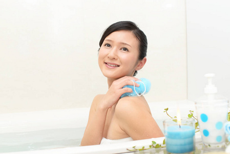 年轻漂亮的女人以洗个澡放松图片
