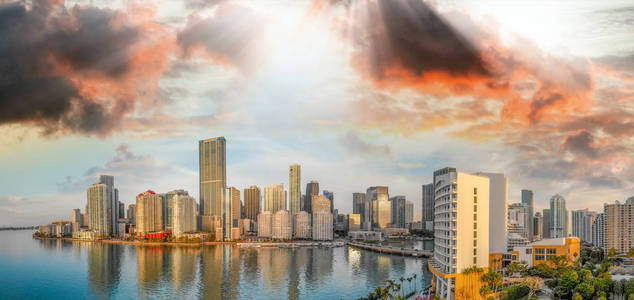 在日出的迈阿密市中心全景鸟瞰和 Brickell 键
