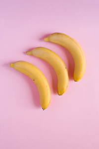 香蕉。成熟的香蕉在白色背景上孤立