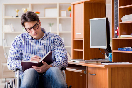 残疾学生在家坐轮椅学习