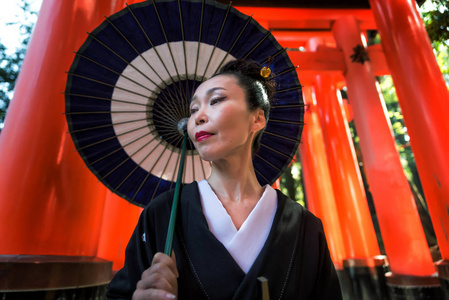 日本妇女在伏见伊纳里神社