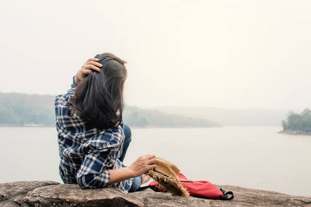 愉快的亚洲妇女假日旅行概念放松, 选择和柔和的焦点, 时髦样式的口气