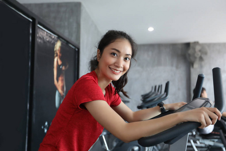 女性在做有氧运动的健身自行车