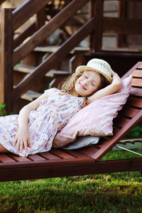 在阳光明媚的花园里放松日光浴的女孩, 享受户外的夏日假期