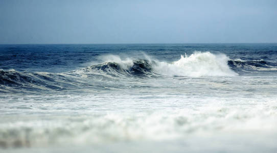 海浪在海洋中, 美丽的自然抽象背景和质感, 图像倾斜移位效果, 极简主义