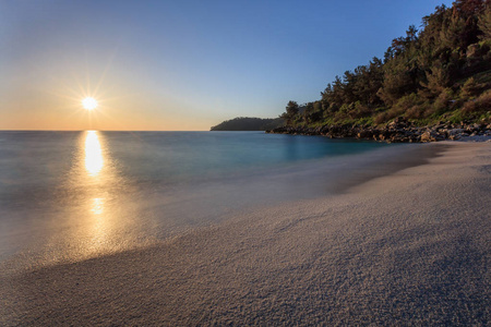 日出在大理石海滩 Saliara，萨索斯岛群岛，希腊。在希腊最美丽的白色沙滩