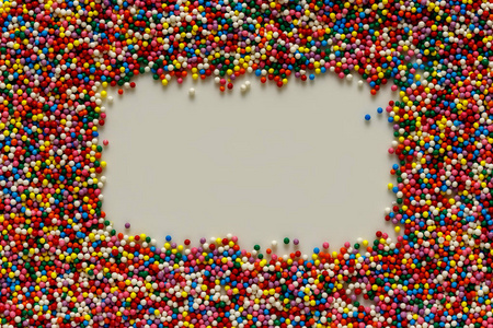 空白为白色背景的题字和洒糖果以颜色的球的形式