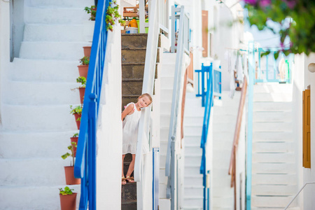 在米科诺斯岛上的希腊传统村庄街道上的美丽女孩