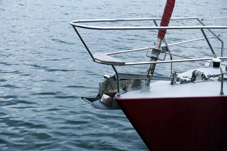 弓一艘红色帆船对蓝色海与锚在弓。复制空间, 选择性聚焦, 景深范围窄