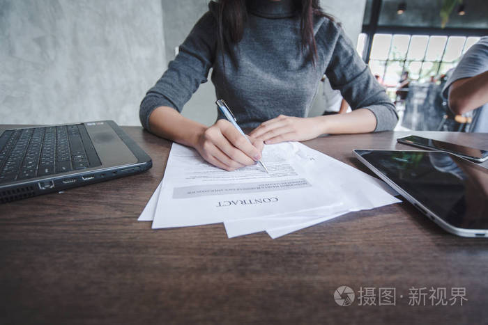 女人手签订合同