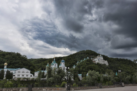 Sviatohirsk 亚历山大涅夫斯基在5月。戏剧性的天空