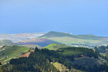 从皮诺斯火山口的山脊上看乡村景观和海洋。大加那利岛, 西班牙
