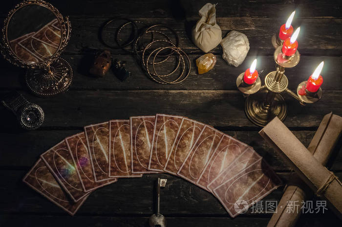 塔罗牌的算命桌上的背景.futune 阅读概念.魔镜与命运之钥