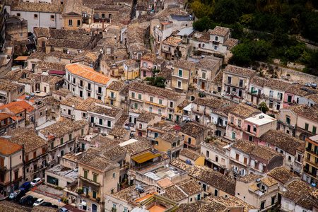 意大利西西里岛古中世纪村落的五颜六色的房屋和街道