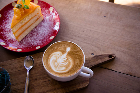 咖啡香味拿铁艺术杯和美味的圣诞蛋糕在木桌 relaxtime 咖啡馆咖啡店