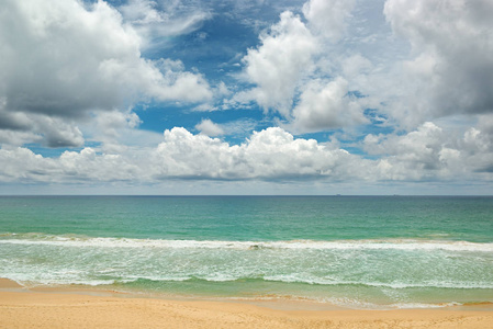 海洋中风景如画的波浪, 黄沙和蓝天