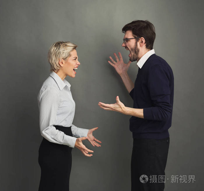夫妇吵架 男人和女人喊