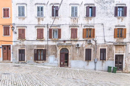 罗维尼, 克罗地亚, 欧洲的老房子五颜六色的门面街道