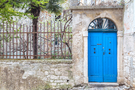 罗维尼, 克罗地亚, 欧洲的老房子的蓝色入口门的石门面