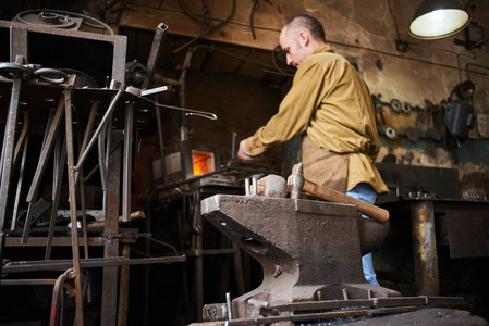 铁匠在生产过程中的金属制品车间手工制作