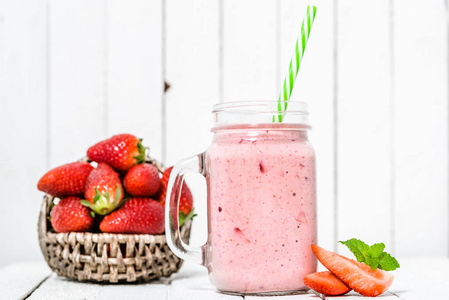水果奶昔与草莓, 奶昔与新鲜的草莓混合在罐子白色背景