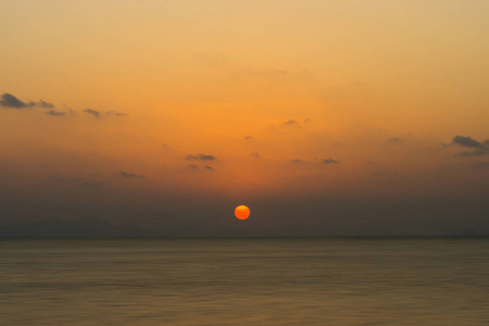 湖面上的日落天空