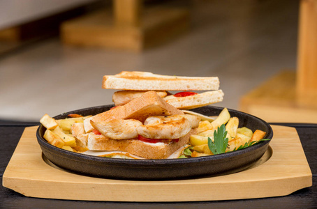 鸡肉三明治在土司面包, 以法式薯条作为碗, 在白色背景, 餐厅, 服务