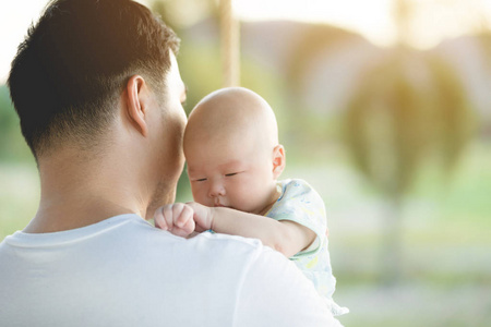 婴儿是由父亲携带。父亲总是带着他, 因为他爱他的儿子。