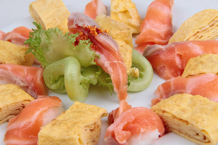 日本菜鲑鱼寿司, 日本卷煎蛋卷, Tamagoyaki 和鲑鱼沙拉顶辣椒