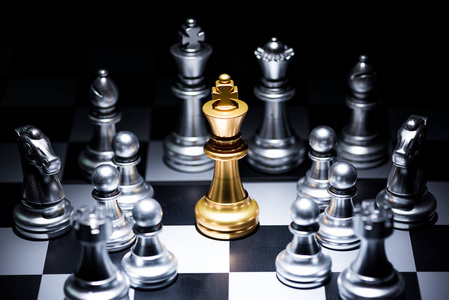 一把金棋, 四周环绕着一些银棋棋子, 经营战略理念