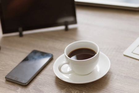 咖啡杯在木桌上用平板电脑和智能手机, 复制空间