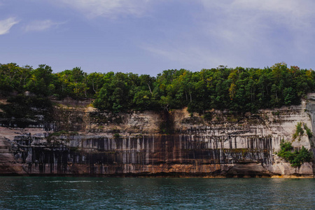 图为美国高级湖上的岩石国家公园。彩色纹理岩石背景