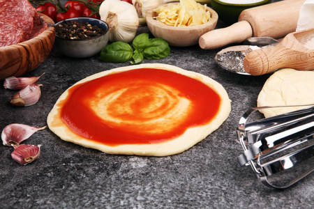 新鲜的原始意大利生比萨饼准备与新鲜的配料