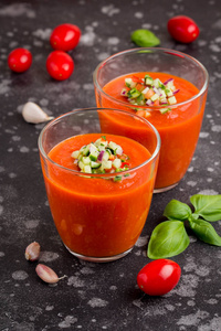 意大利红西红柿冷凉菜汤, 配黄瓜, 洋葱, 罗勒