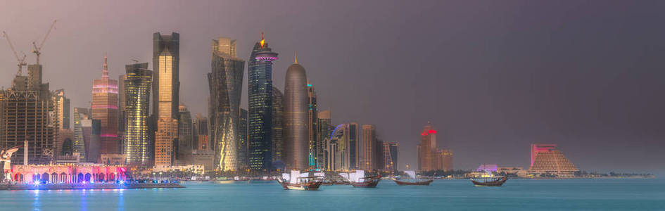 卡塔尔的西海湾和多哈市中心的地平线