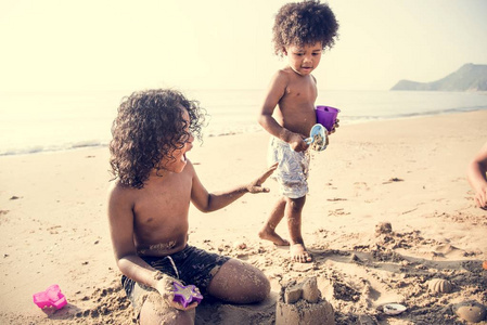 孩子们在沙滩上嬉戏玩耍