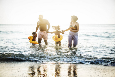 家庭一起玩在海滩上