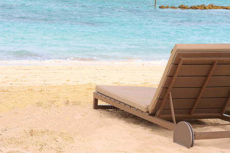 加勒比热带沙滩带阳伞和日光浴
