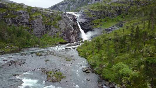 挪威在多雨的天气，从空中看从无人机山脉瀑布
