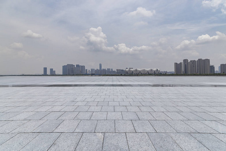 全景天际线和现代商务办公楼用空的路, 空的混凝土方形的地板