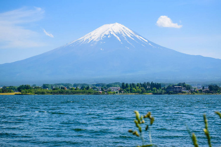 日本河口湖蓝天上著名的富士山景观