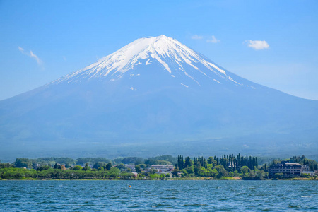 日本河口湖蓝天上著名的富士山景观